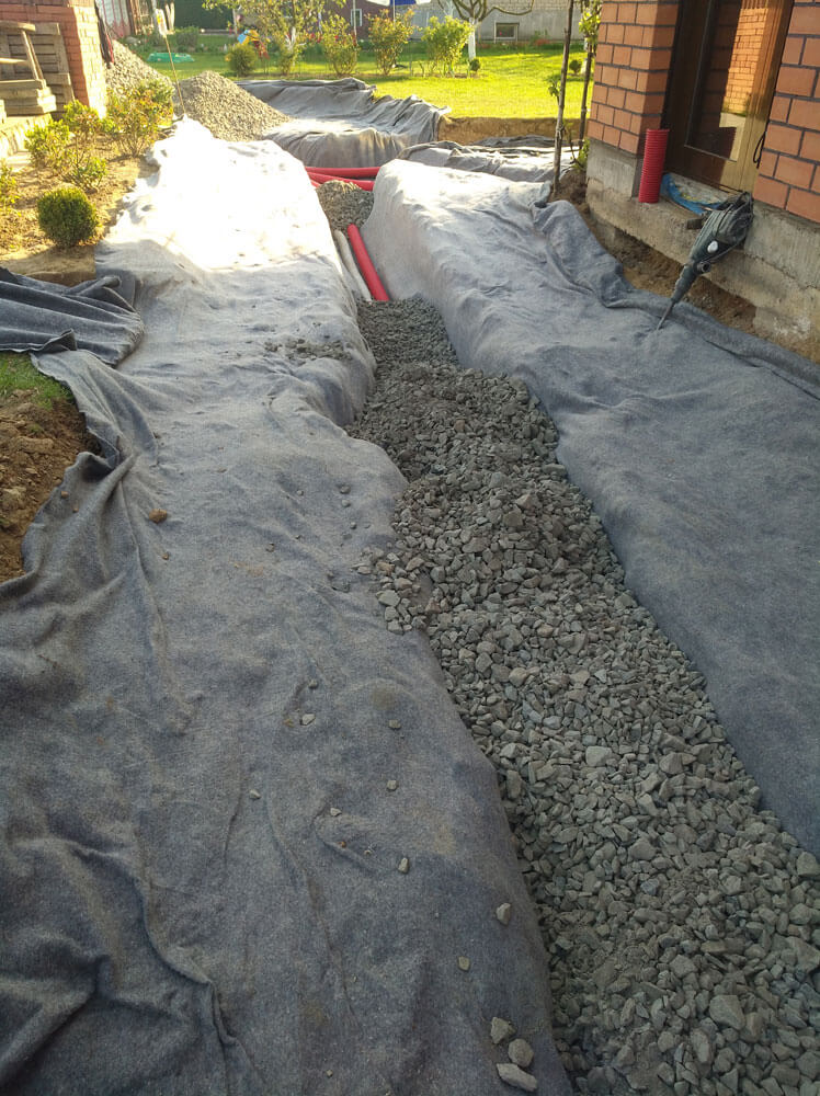 ГранВудСтрой: мощение брусчаткой - дренажная система3