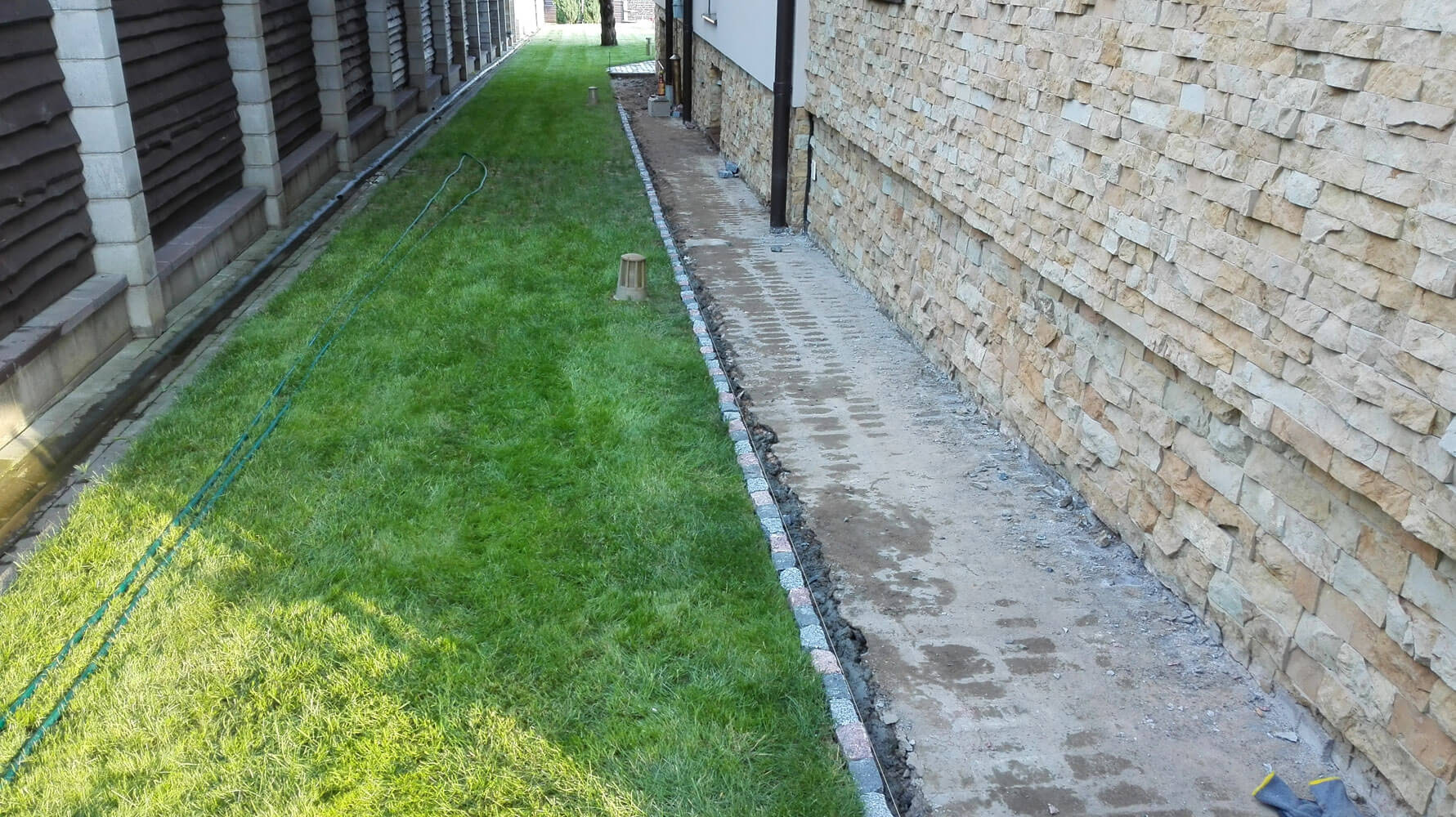 ГранВудСтрой: мощение брусчаткой - отвод ливневых вод