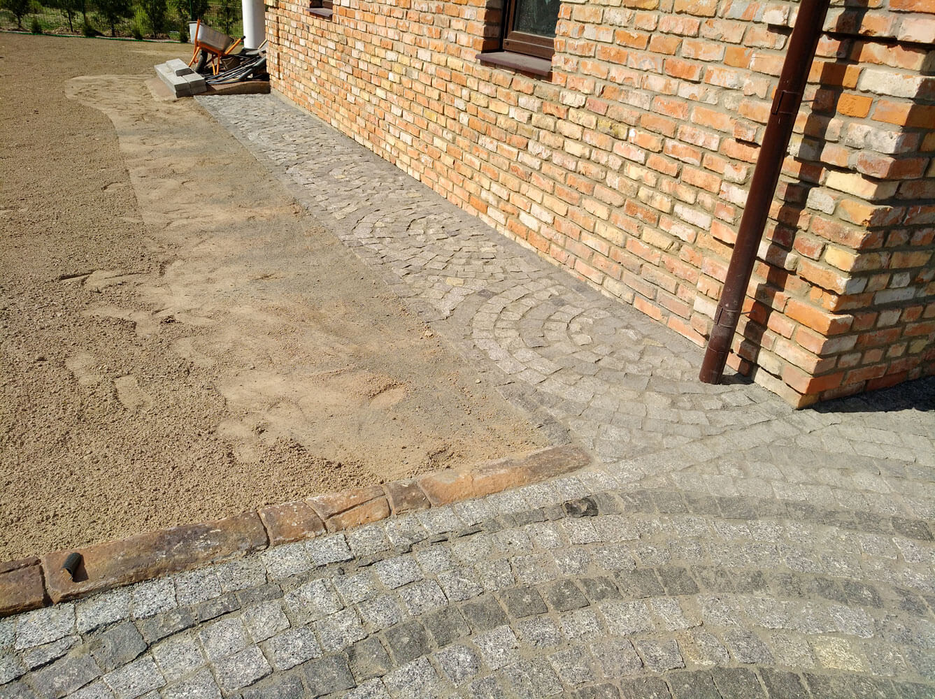 ГранВудСтрой: мощение брусчаткой - отвод ливневых вод2