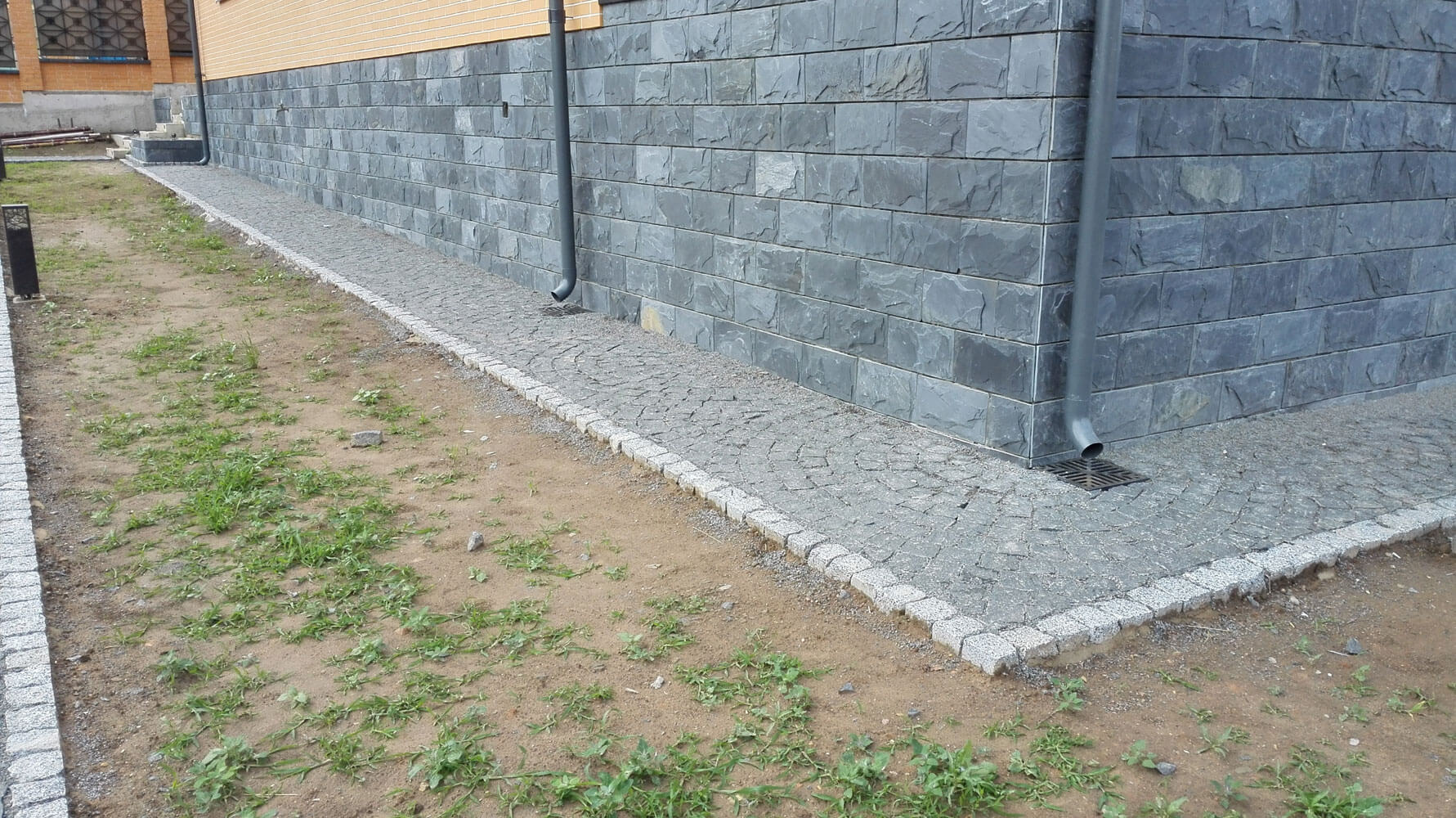 ГранВудСтрой: мощение брусчаткой - отвод ливневых вод3