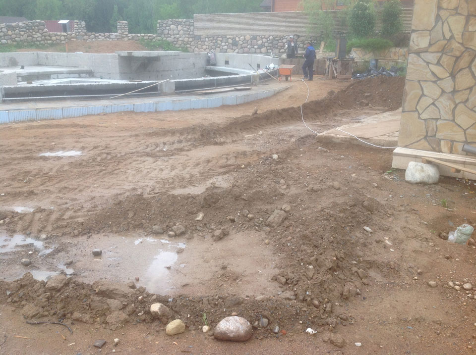 ГранВудСтрой: фотоотчет работ по укладке брусчатки на объекте