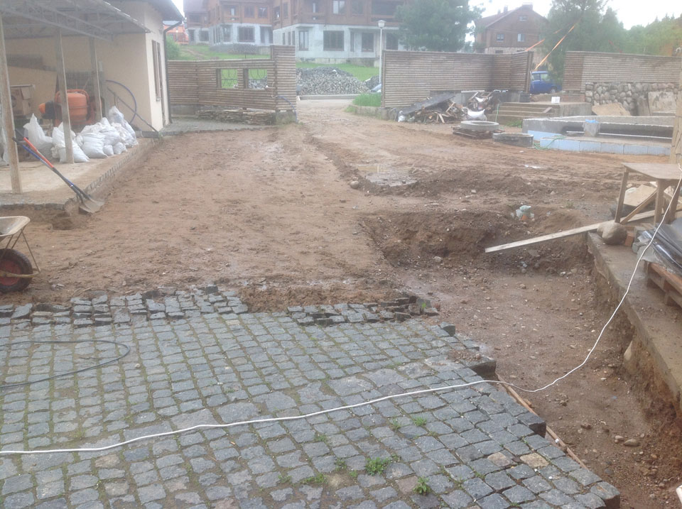 ГранВудСтрой: фотоотчет работ по укладке брусчатки на объекте7