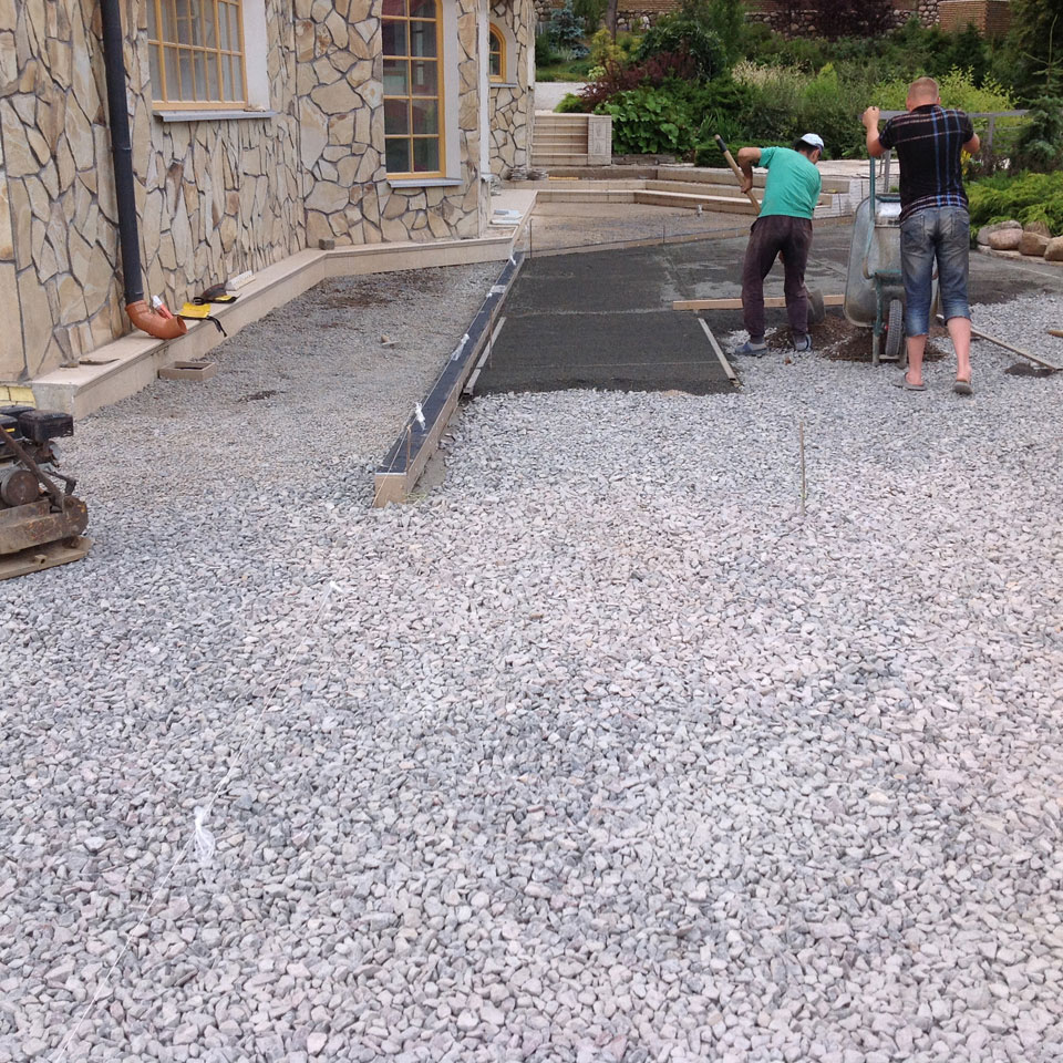 ГранВудСтрой: фотоотчет работ по укладке брусчатки на объекте8