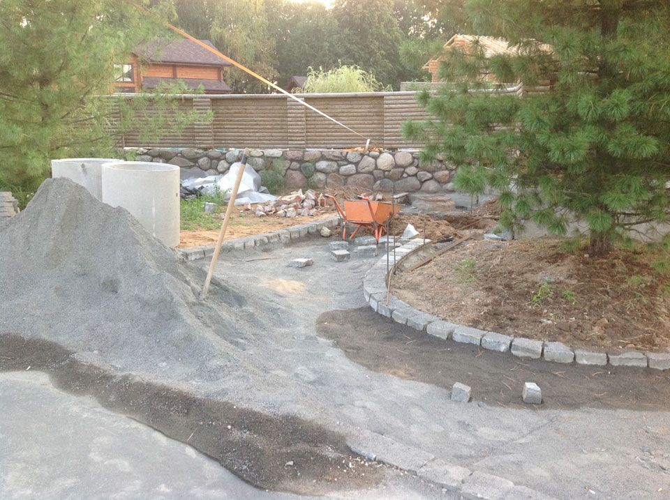 ГранВудСтрой: фотоотчет работ по укладке брусчатки на объекте9