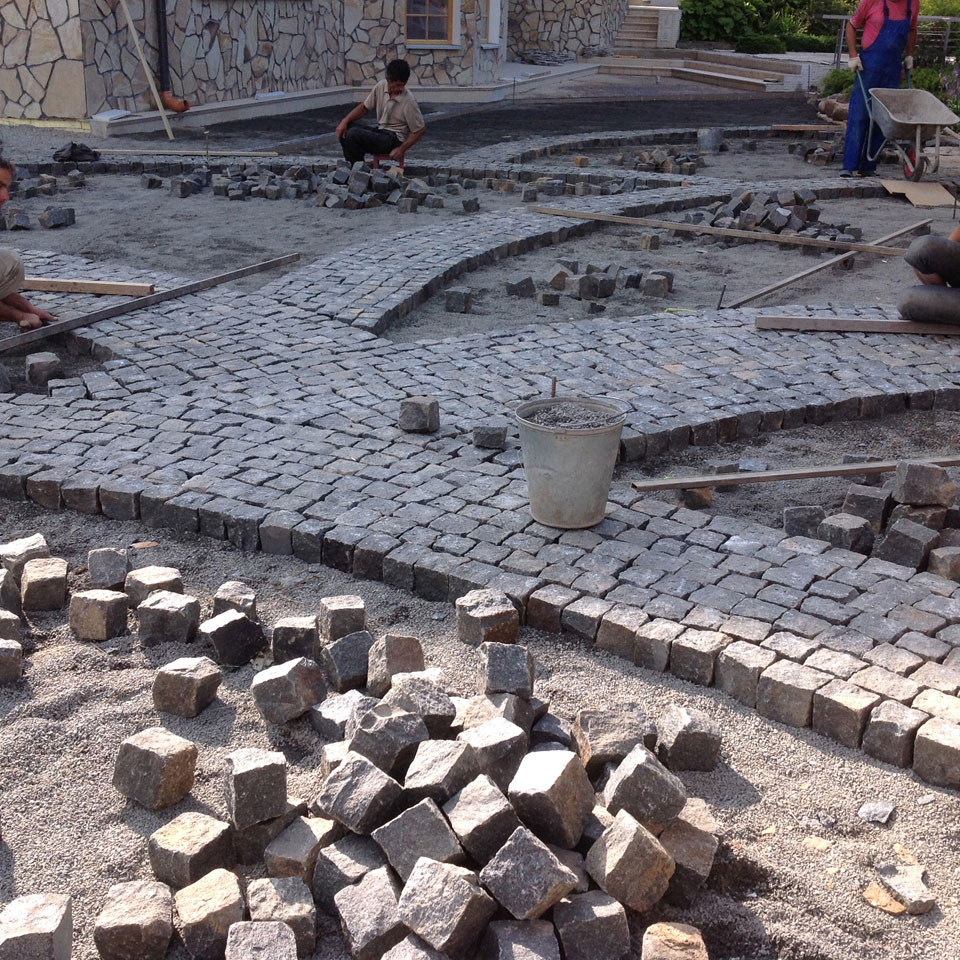 ГранВудСтрой: фотоотчет работ по укладке брусчатки на объекте10