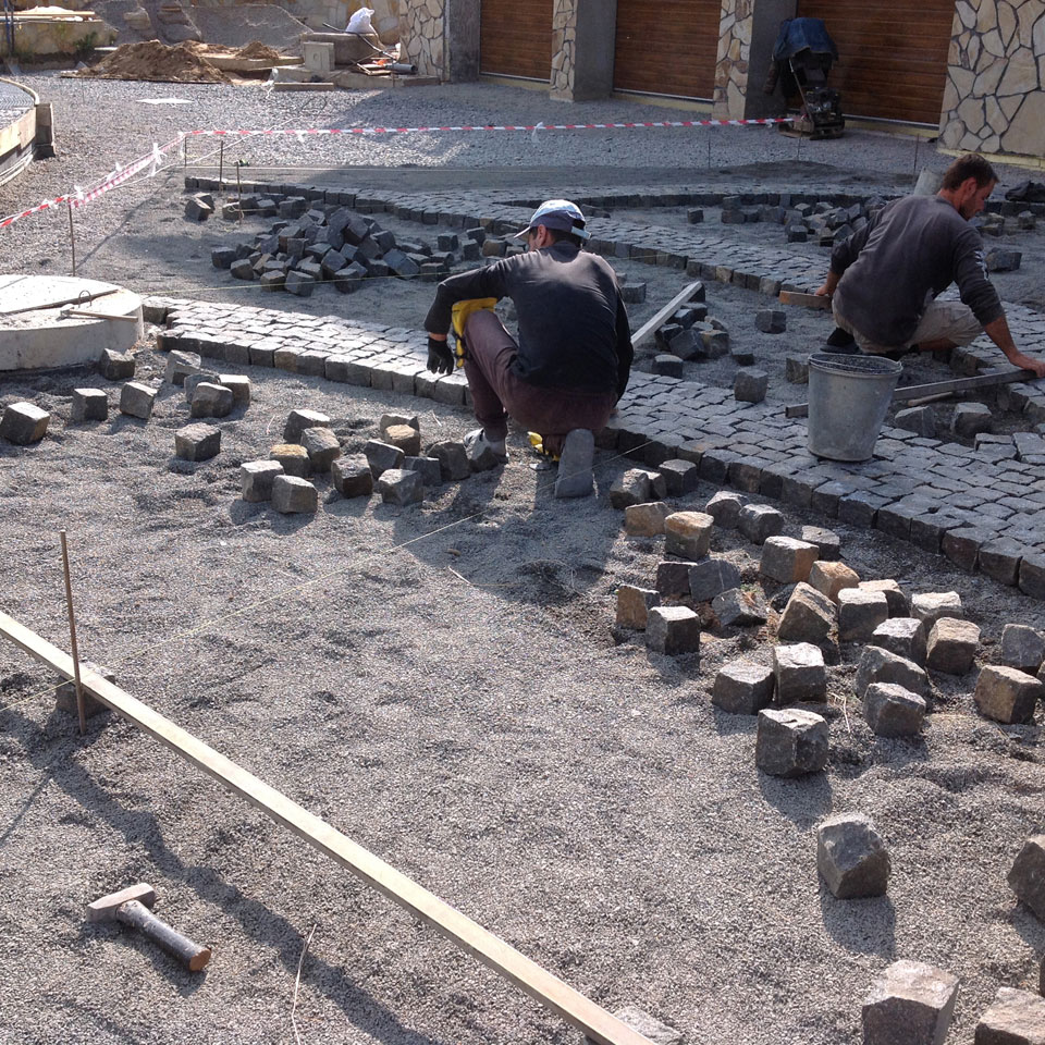 ГранВудСтрой: фотоотчет работ по укладке брусчатки на объекте11