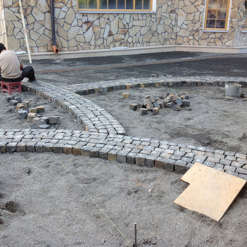 ГранВудСтрой: фотоотчет работ по укладке брусчатки на объекте12