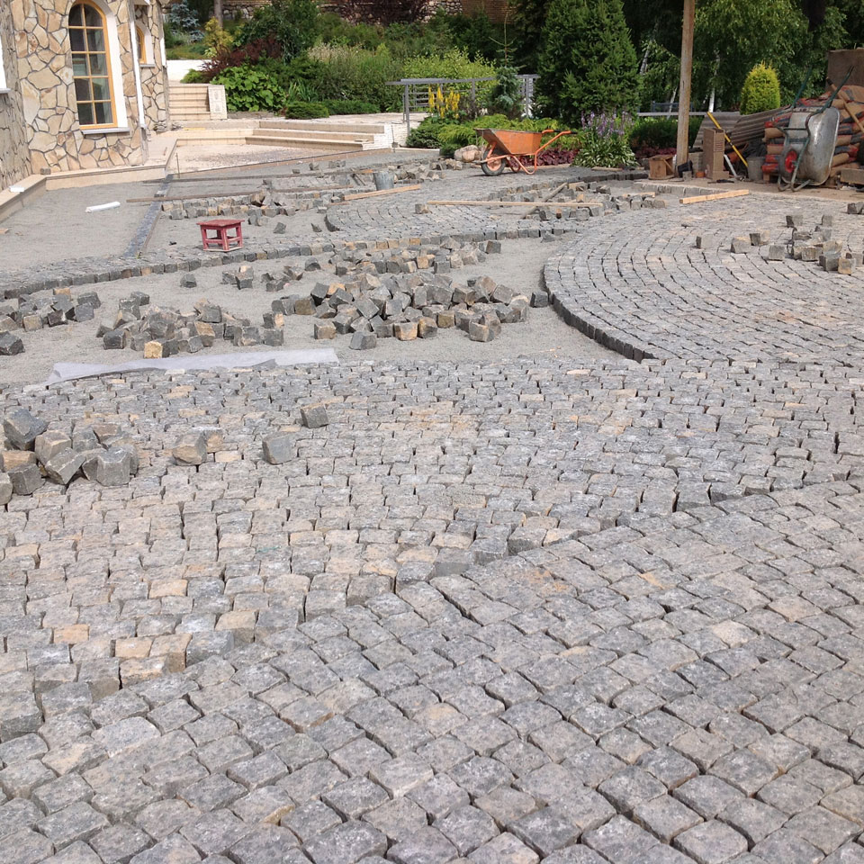ГранВудСтрой: фотоотчет работ по укладке брусчатки на объекте12
