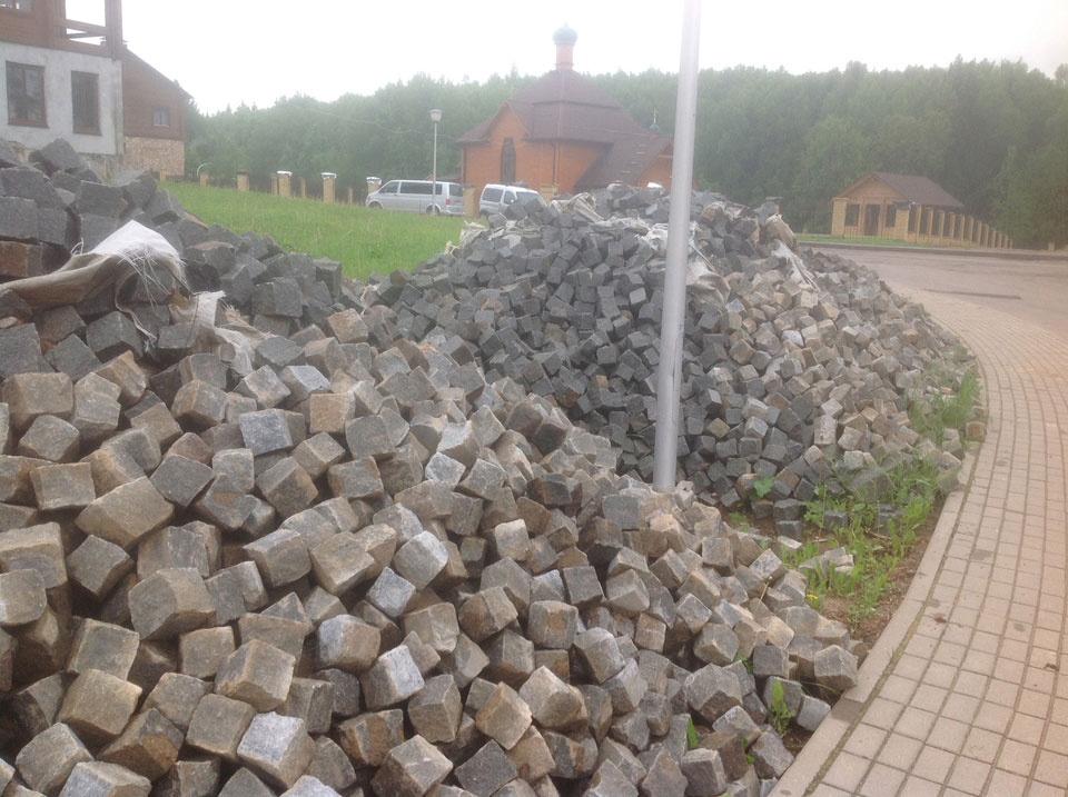 ГранВудСтрой: фотоотчет работ по укладке брусчатки на объекте13
