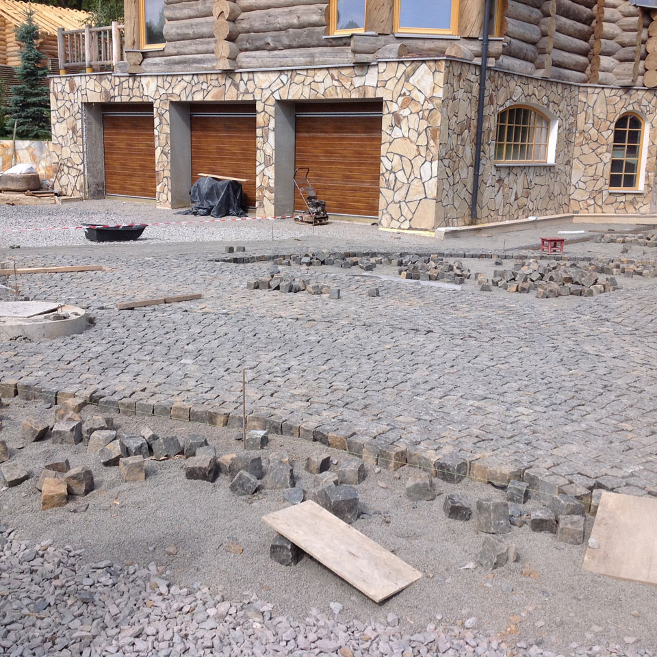 ГранВудСтрой: фотоотчет работ по укладке брусчатки на объекте14