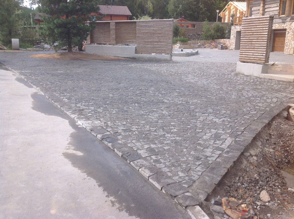 ГранВудСтрой: фотоотчет работ по укладке брусчатки на объекте15