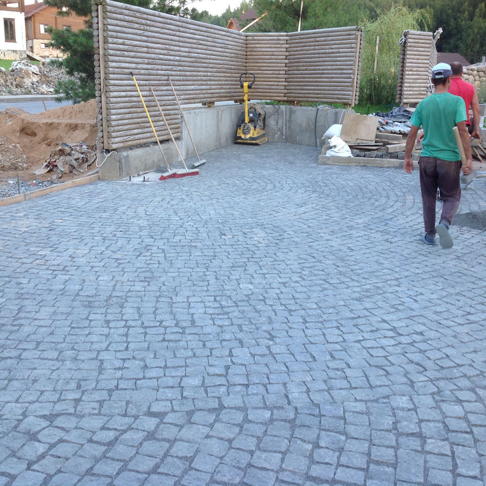 ГранВудСтрой: фотоотчет работ по укладке брусчатки на объекте16