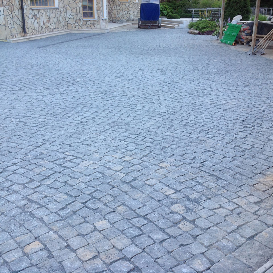 ГранВудСтрой: фотоотчет работ по укладке брусчатки на объекте17