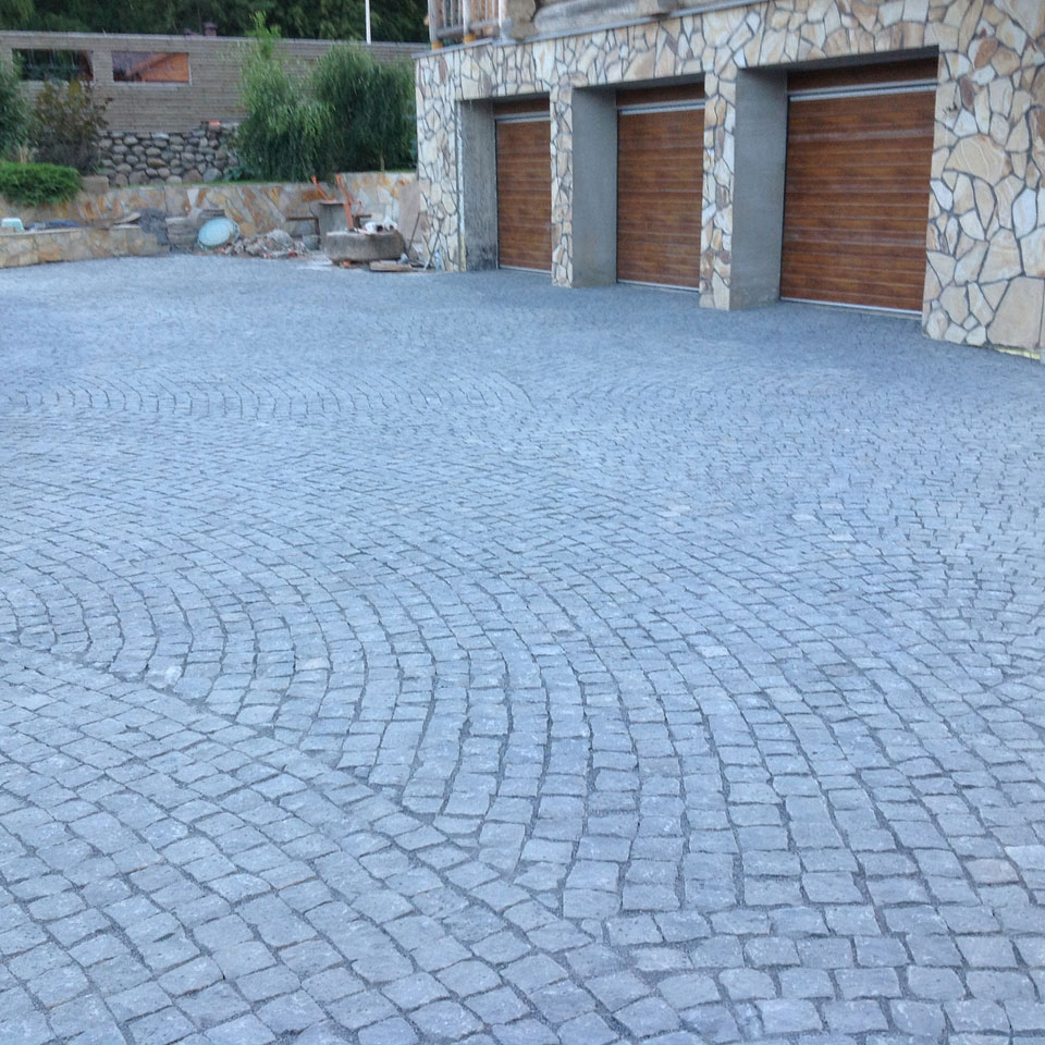 ГранВудСтрой: фотоотчет работ по укладке брусчатки на объекте18