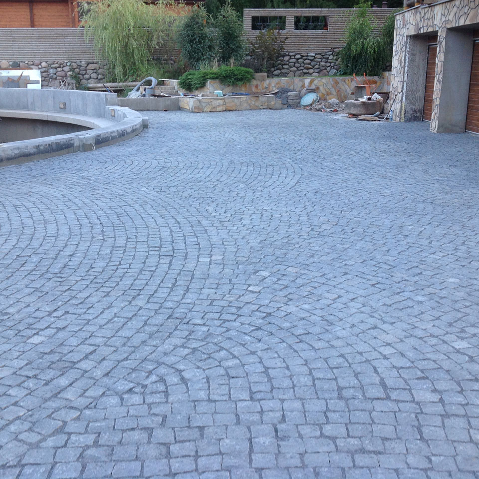 ГранВудСтрой: фотоотчет работ по укладке брусчатки на объекте19