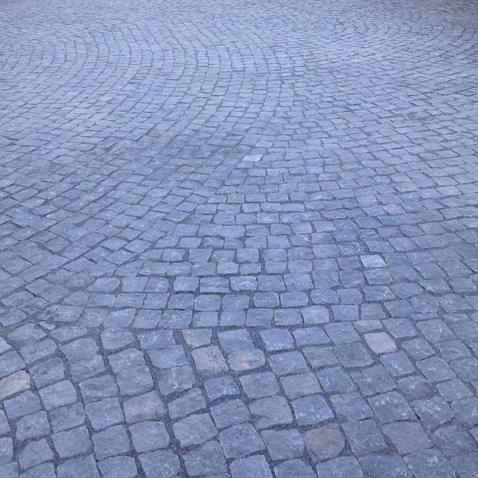 ГранВудСтрой: фотоотчет работ по укладке брусчатки на объекте20
