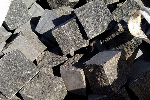 Брусчатка колотая Габбро 10х10х10 см, цена за 1 тонну от ГранВудСтрой