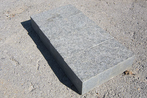 Брусчатка Габбро пиленая, верх термообработанный 20х10х5 см, цена за 1 м2 от ГранВудСтрой