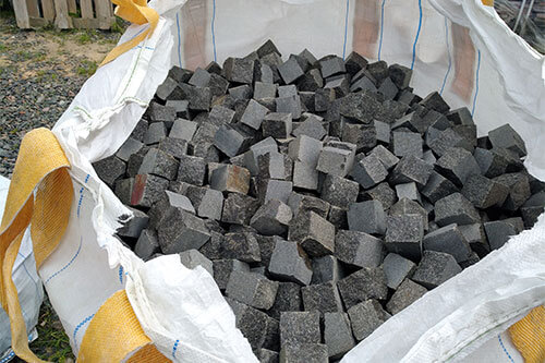 Брусчатка колотая Габбро 5х5х5 см, цена за 1 тонну от ГранВудСтрой