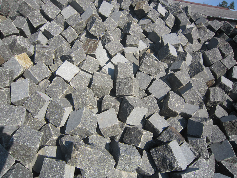 Темно-серый гранитный камень от ГранВудСтрой