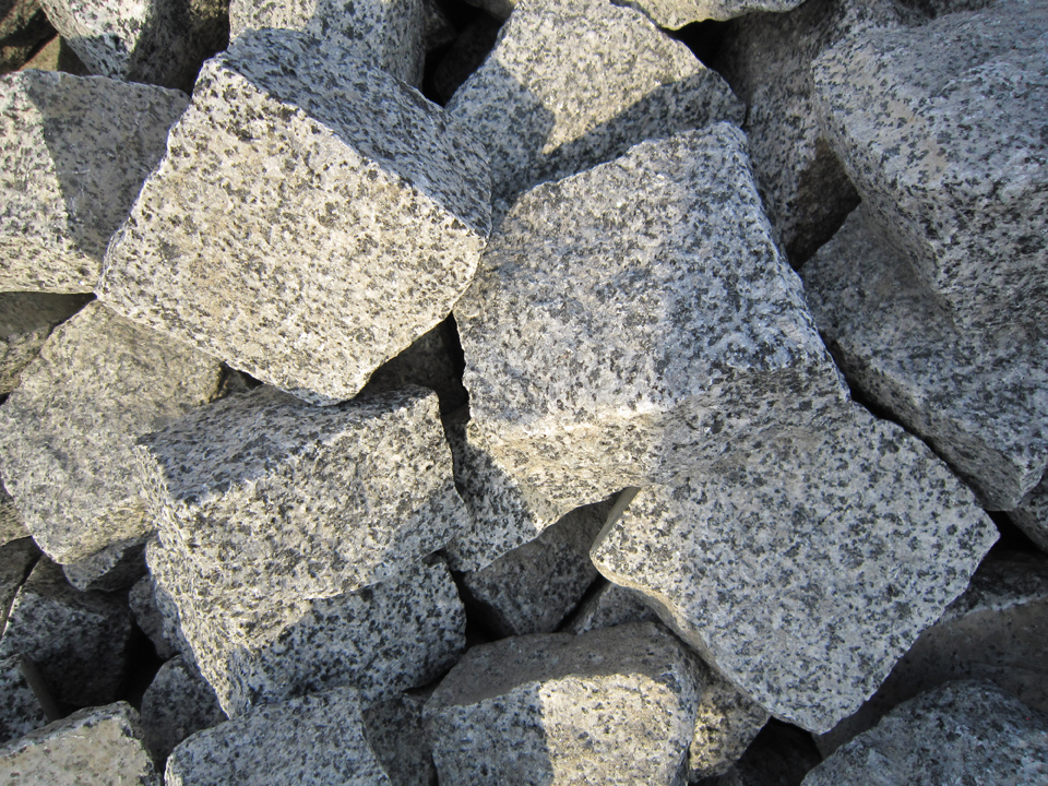 Светло-серый гранитный камень от ГранВудСтрой
