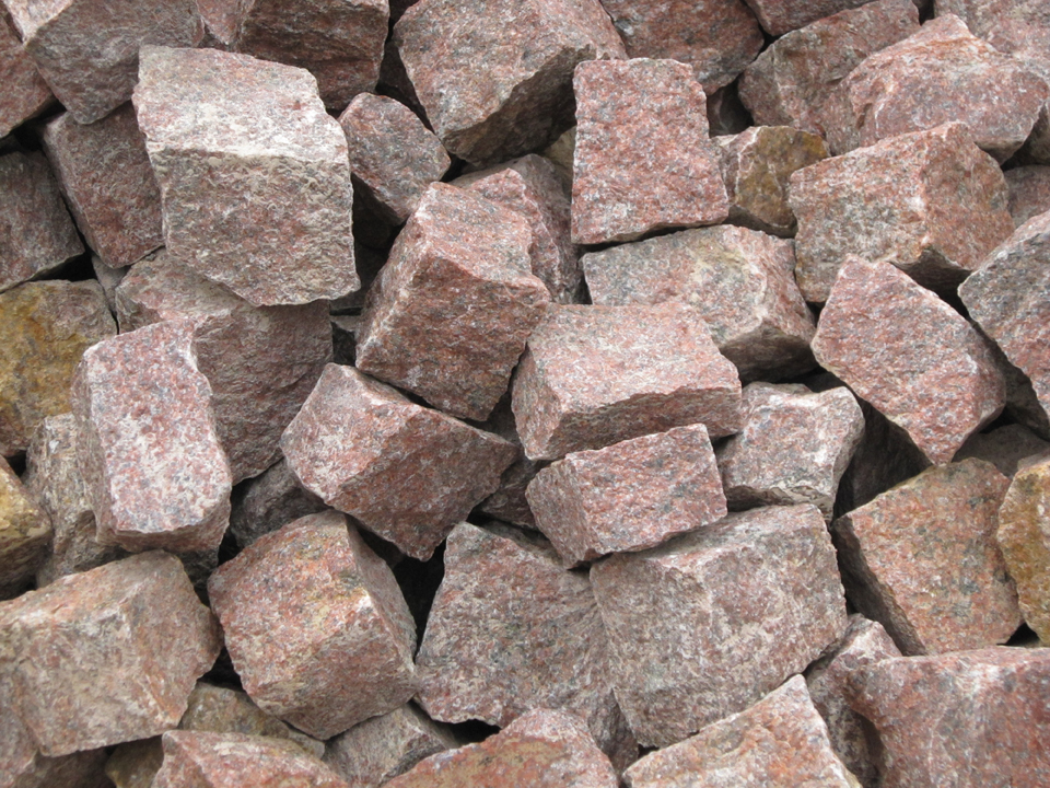Красный гранитный камень от ГранВудСтрой